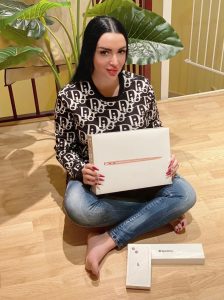 Elena Vargas con un Iphone, un Smartwatch y un MacBook