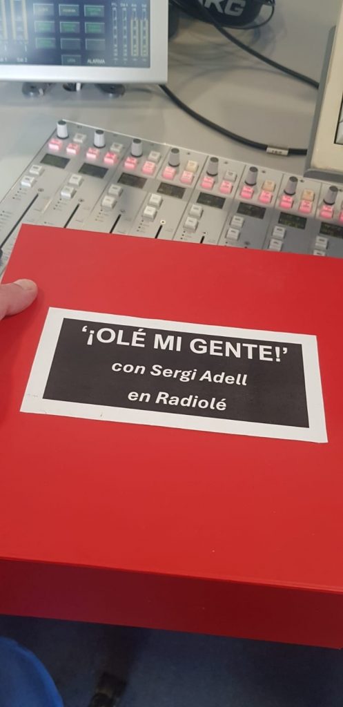 Caja sorpresa que envía Joaquín Hurtado a '¡Olé mi Gente!'
